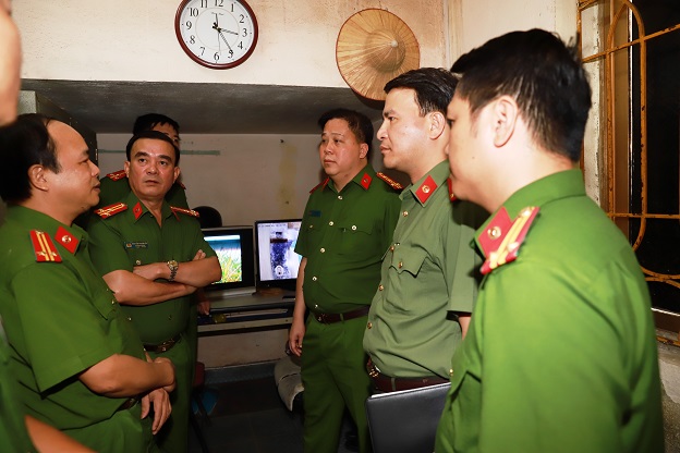 Kiểm tra thực tế khu vực nhà tạm giữ một số đơn vị 